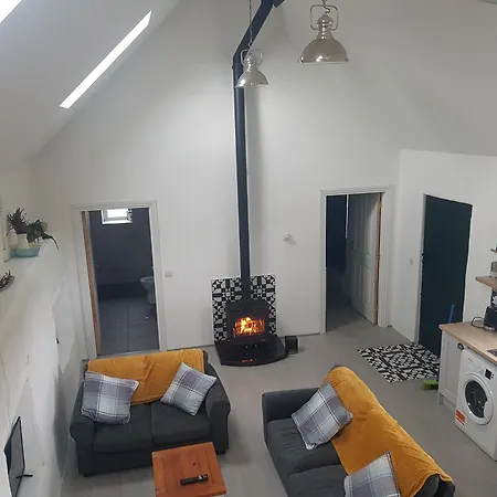 Sleeps5-200yrfarmhouse-freeparking-garden בית נופש
