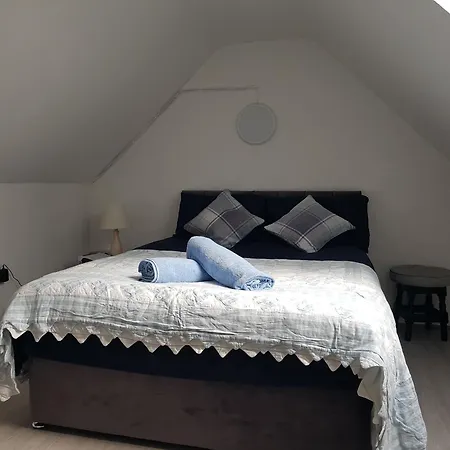 Sleeps5-200yrfarmhouse-freeparking-garden בית נופש *