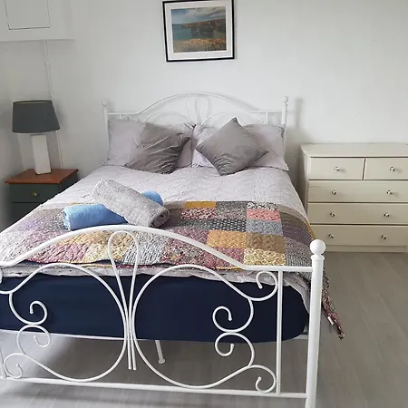 Sleeps5-200yrfarmhouse-freeparking-garden בית נופש טראלי