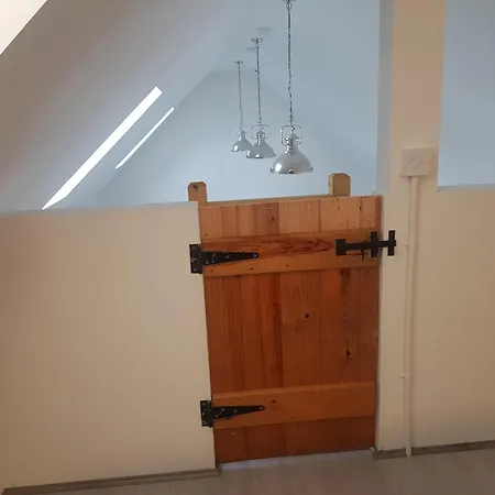Sleeps5-200yrfarmhouse-freeparking-garden * טראלי