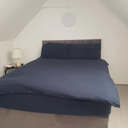 Sleeps5-200yrfarmhouse-freeparking-garden בית נופש טראלי