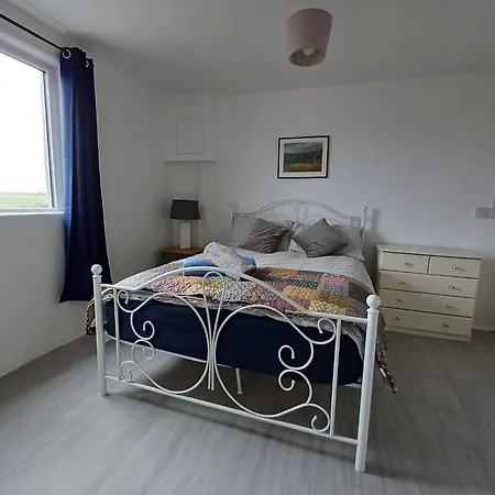Sleeps5-200yrfarmhouse-freeparking-garden בית נופש טראלי