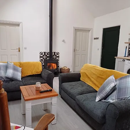 Sleeps5-200yrfarmhouse-freeparking-garden *